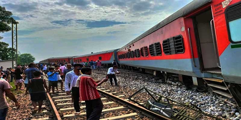 Assam: Guwahati – Howrah Spl Express derailed. No injury, no casualty