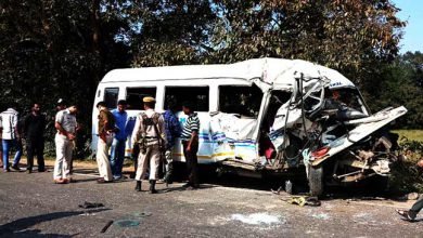 Traveller collided with cylinder loaded truck;  4 dead, several injured