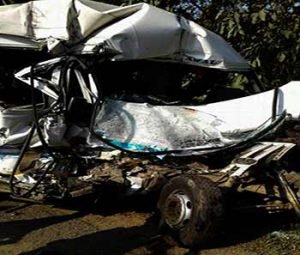 Traveller collided with cylinder loaded truck;  4 dead, several injured
