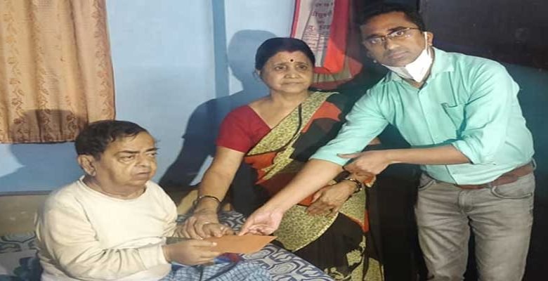 Assam: CM extends Rs 1 Lakh to Hari Binod Verma for his treatment