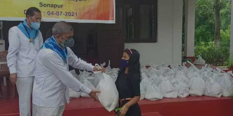 Assam: Sri Sathya Sai Seva Organisation distributed food items, Mask, Sanitizer to 75  Tea Tribe families