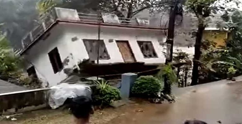 Kerala Floods: death toll rises to 23, House collapses Video Viral