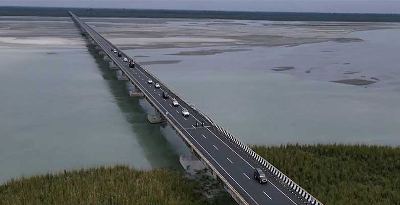 Assam: Swarnim Vijay Mashaal received at Bhupen Hazarika Setu by the Rupai Battalion