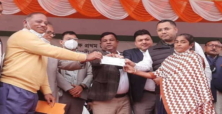 Assam: 4,000 cheques distributed to women borrowers under AMFIRS in Karimganj