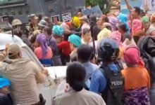 Manipur: Tension escalates in Kumbi as women block security convoy