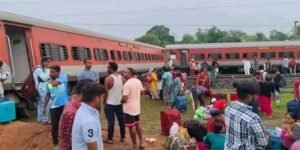 Howrah-Mumbai Express derailed in Jharkhand, Two killed, 20 injured