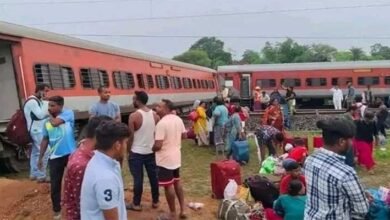 Howrah-Mumbai Express derailed in Jharkhand, Two killed, 20 injured