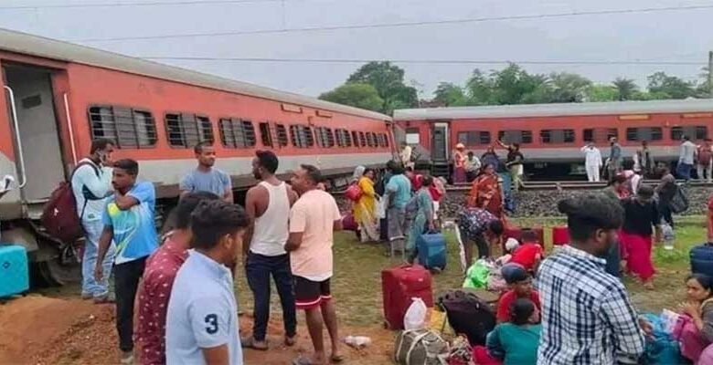 Howrah-Mumbai Express derailed in Jharkhand, Two killed, 20 injured
