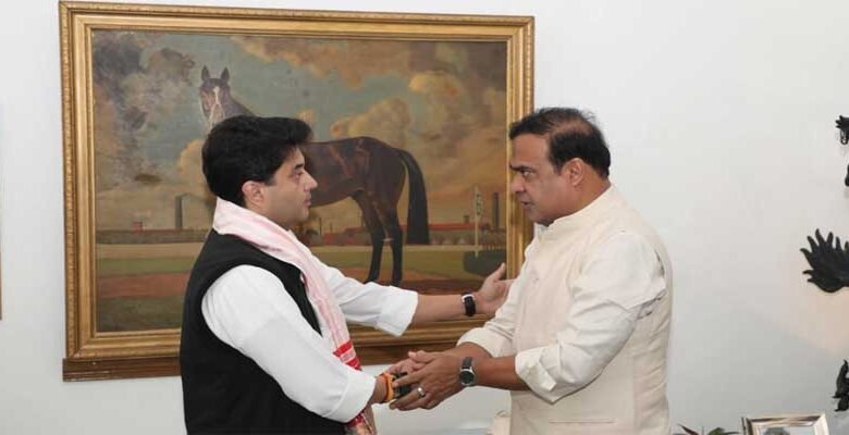 NEW DELHI-  Chief Minister of Assam, Dr. Himanta Biswa Sarma met Union Minister for Development of North Eastern Region (DoNER), Jyotiraditya M. Scindia at his official residence here on Tuesday.