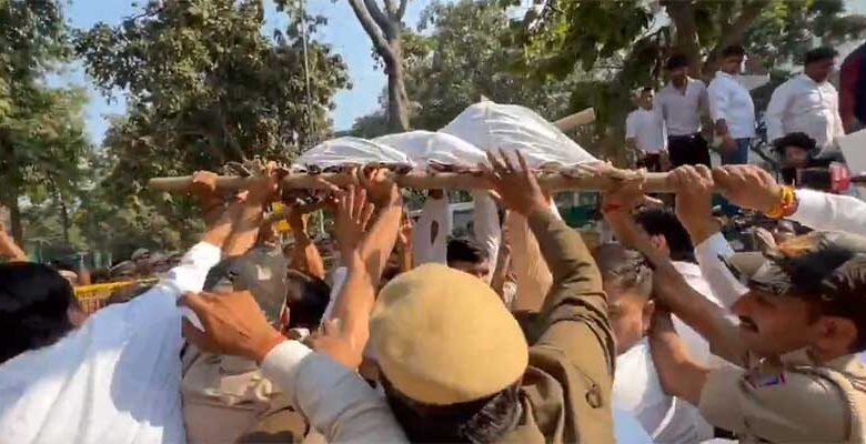 Youth Congress Holds Dramatic Protest in Delhi Alleging “Vote Theft” in Haryana Assembly Polls