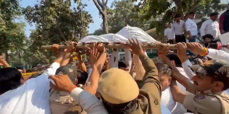 Youth Congress Holds Dramatic Protest in Delhi Alleging “Vote Theft” in Haryana Assembly Polls