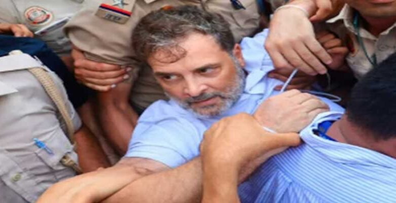 Congress Leaders Led by Rahul Gandhi Stage Dharna Outside PM's Residence; Police Remove Them