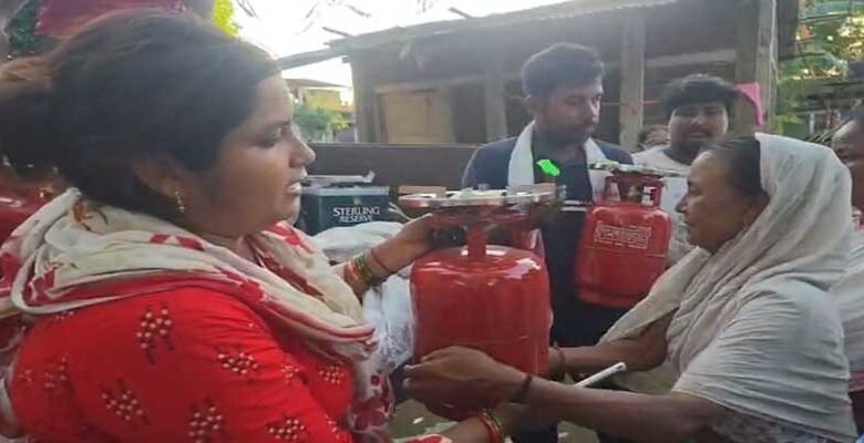 Army Soldier, Wife Donate 90 LPG Cylinders to Assam Flood Victims﻿