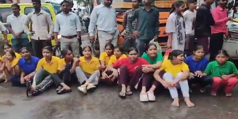 Lucknow: Gen Alpha Students Hit Streets Over Teacher Shortage; Viral Videos Capture Road Blockades and Official Assurances